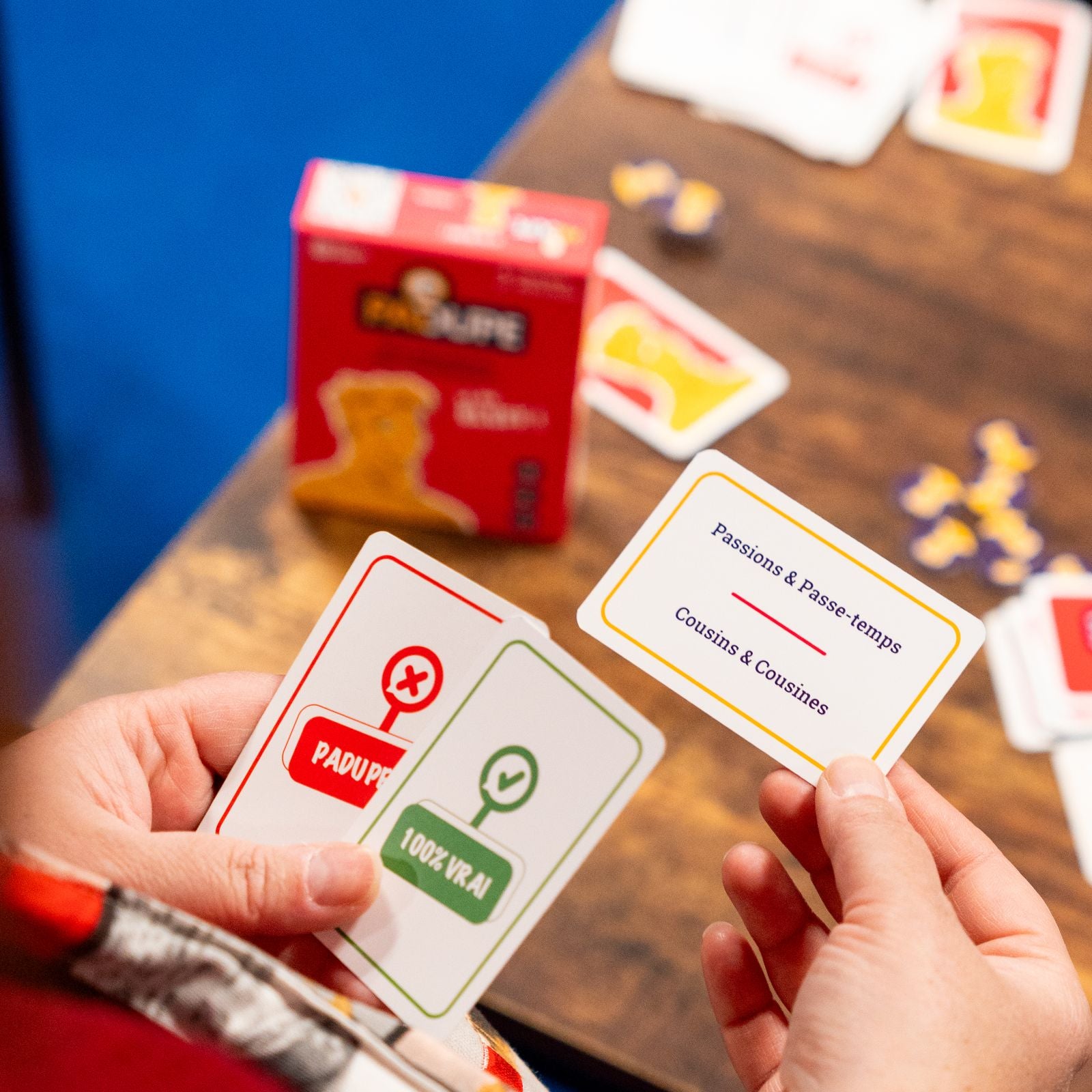 Joueur avec les cartes Padupe en main