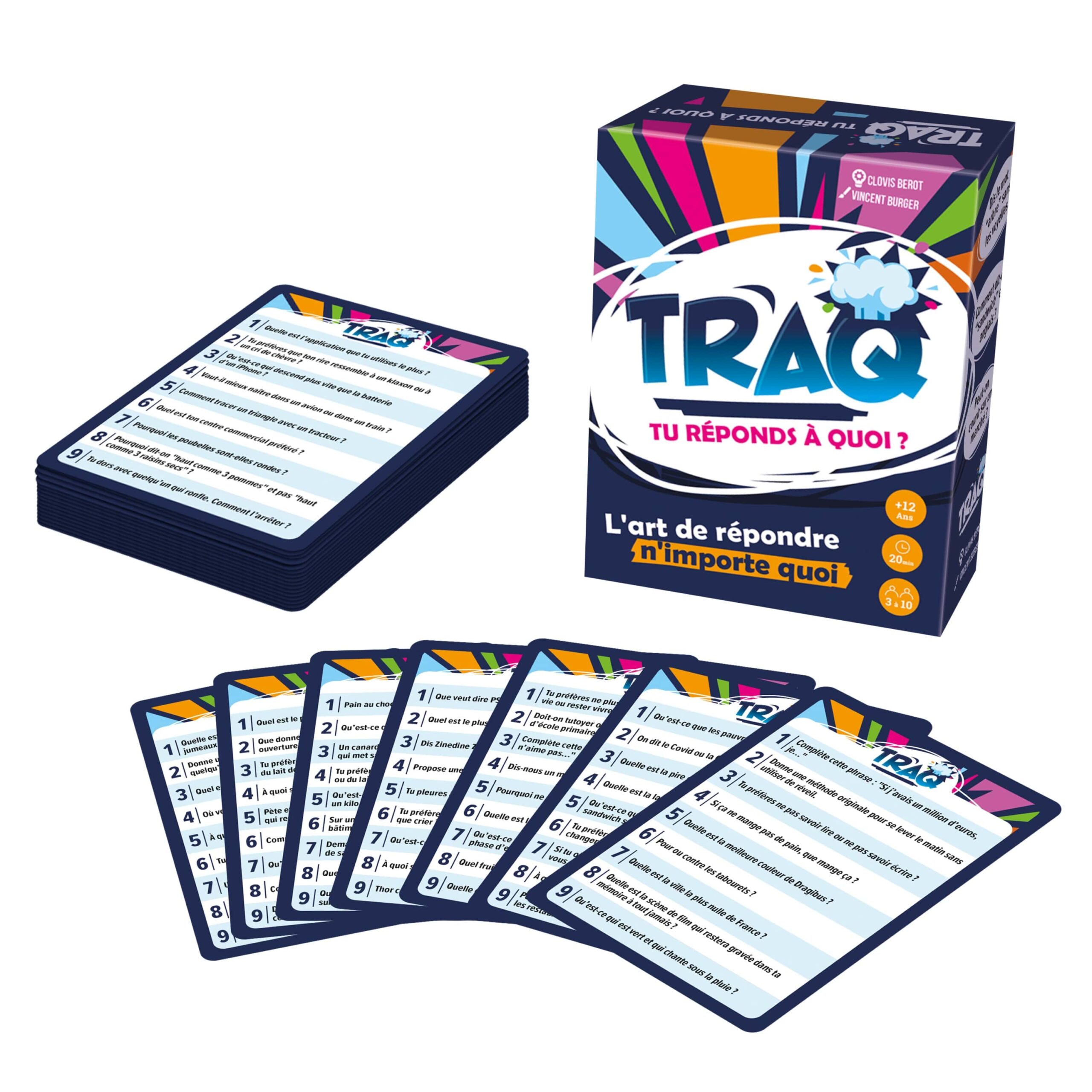 Boîte du jeu TRAQ accompagnée d’un paquet et d’un éventail de cartes de questions absurdes.